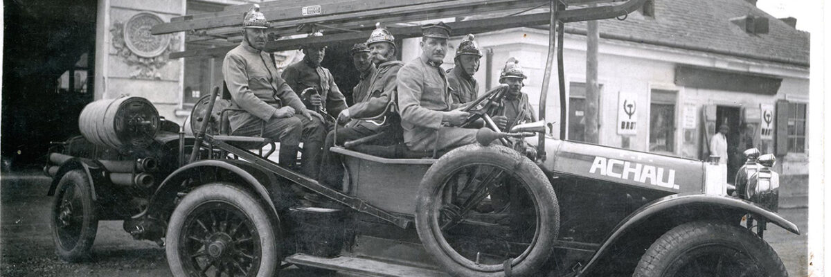 Schon im 1. Jahr des Bestehens wurde die Ausrüstung kräftig modernisiert. Eine Spritze der Firma Knaust, ein Wasserwagen und Leitern wurden gekauft