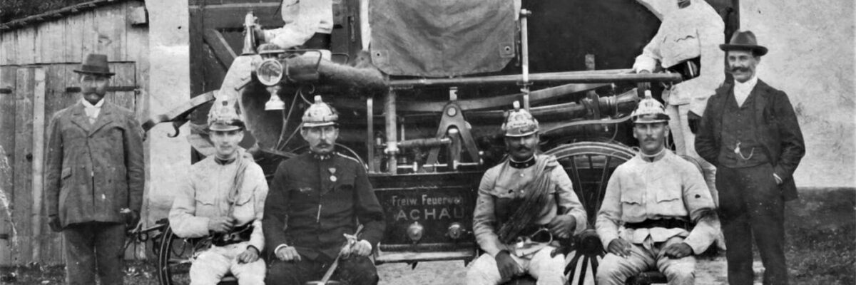 Im Jahr 1925 erwirbt die FF Achau das 1. Feuerwehrauto. Ein französischer Rennwagen der Marke ‚Léon Bollée’ wird zu einem Rüstwagen umgebaut.