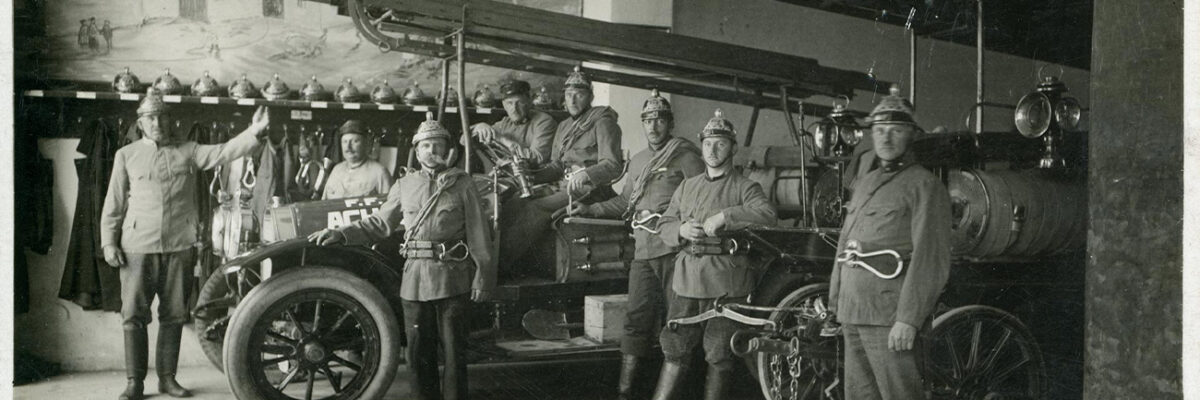 Stolz wird im 1907 errichteten Feuerwehrhaus die Ausrüstung präsentiert. An den Wänden über der Garderobe gab es zwei ca. 2 x 4 Meter große Wandbilder von historischen Einsätzen.