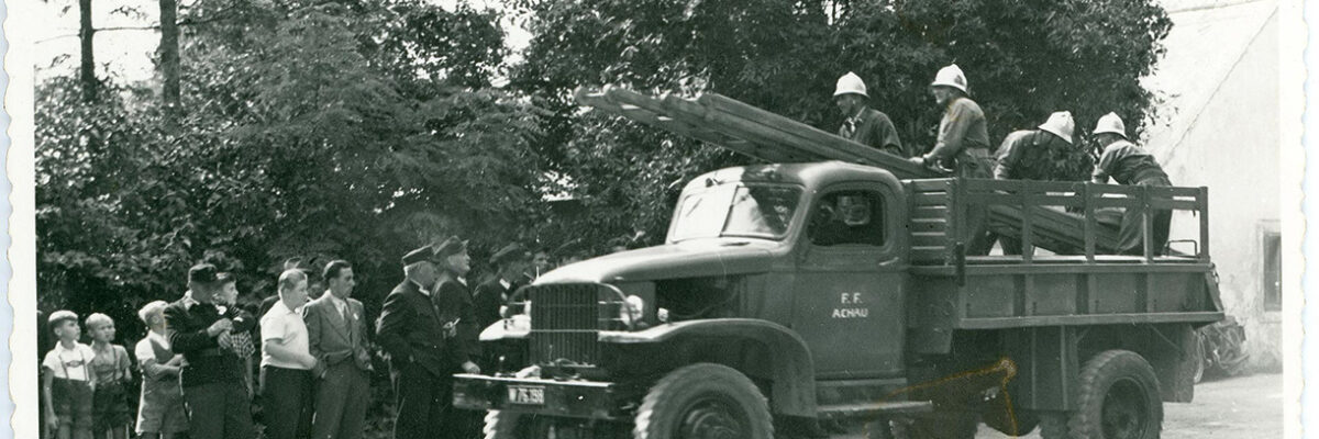 1950 wird ein amerikanischer ‚Chevrolet – G7107’ Militärlastwagen angekauft und zu einem Löschfahrzeug umgebaut.