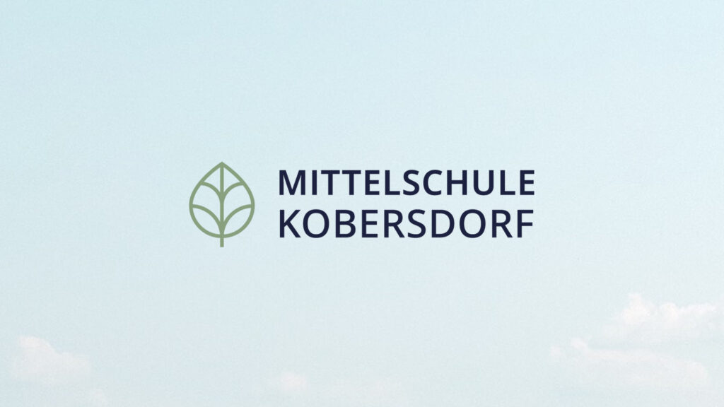 Mittelschule Kobersdorf Logo in Farbe Logo der Mittelschule Kobersdorf auf einem Wolkenhintergrund