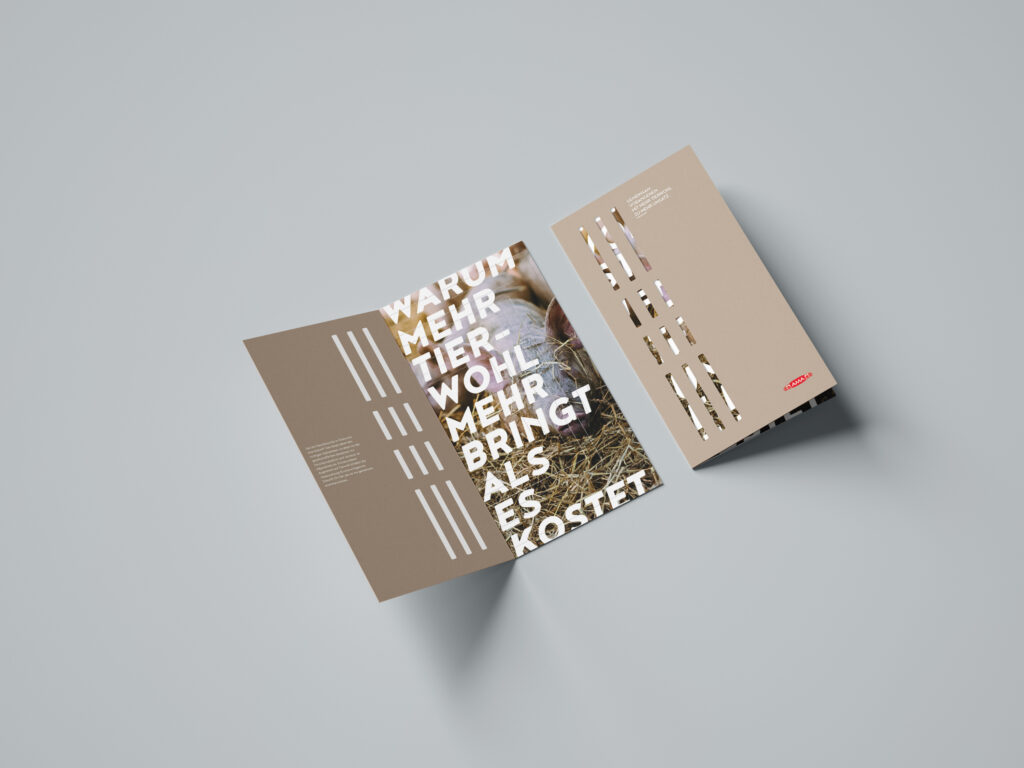 AMA Tierwohl Folder geöffnet und geschlossen aufgeschlagener AMA Tierwohl Folder auf grauem Hintergrund, geschlossener Folder schräg daneben