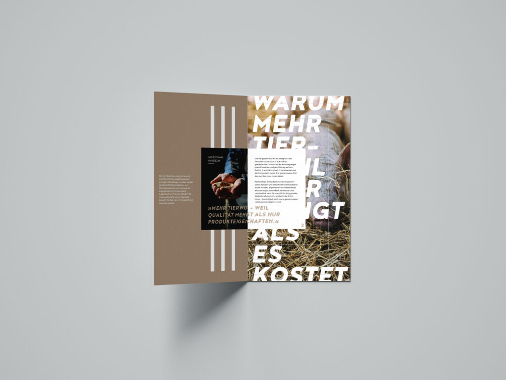 AMA Tierwohl Folder Seite 2 aufgeschlagener AMA Tierwohl Folder auf grauem Hintergrund