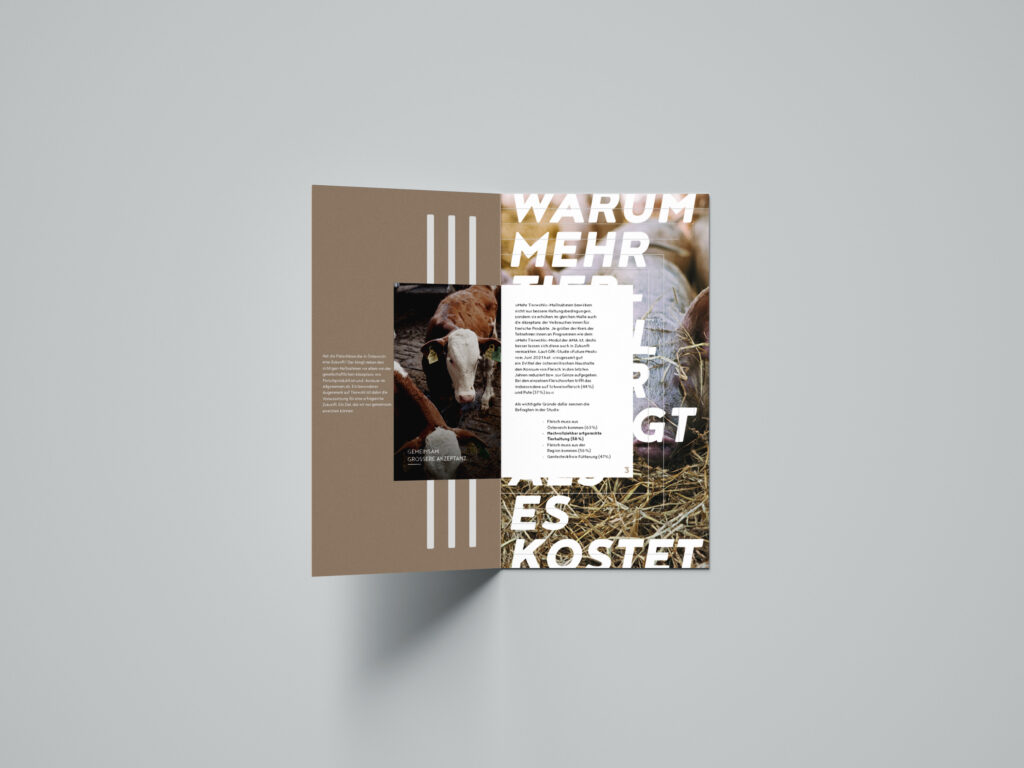 AMA Tierwohl Folder Seite 3 aufgeschlagener AMA Tierwohl Folder auf grauem Hintergrund